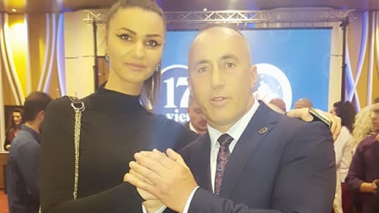 Dikur këndonte në duet me Genën, sot kandidon për deputete në radhët e AAK-së (Foto/Video)