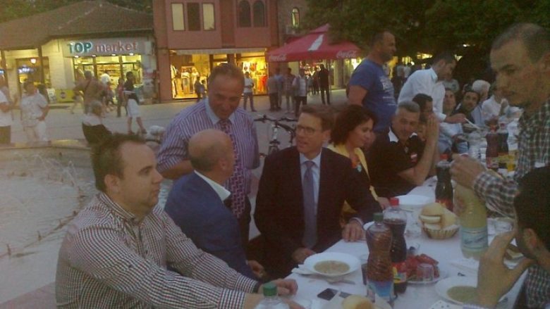Samuel Zhbogar ishte prezent në darkë Iftari në Ohër (Foto)