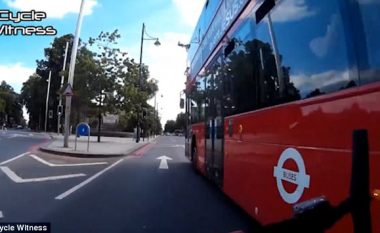 Çiklisti i hakmerret shoferit të autobusit, i cili e nxori nga rruga (Video)