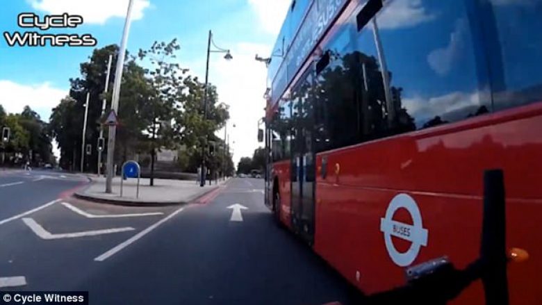 Çiklisti i hakmerret shoferit të autobusit, i cili e nxori nga rruga (Video)