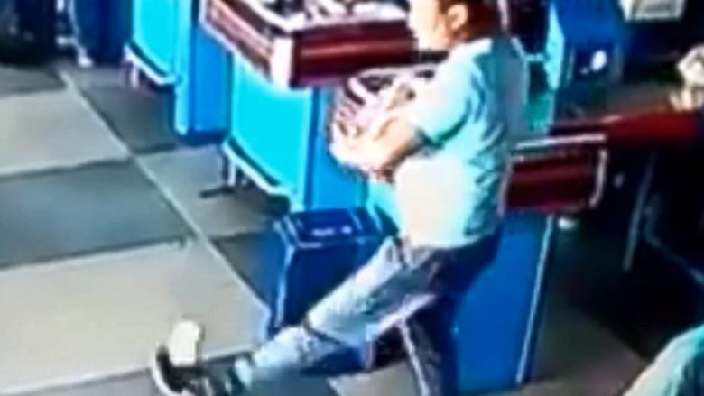 Dëshmi se brazilianët janë të lindur për futboll, shikoni çfarë bën ky njeri në supermarket (Video)