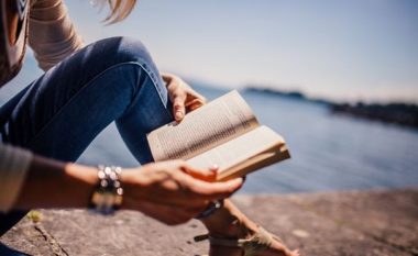 Përfitimet që i sjellë leximi: Pse duhet të lexoni çdo ditë