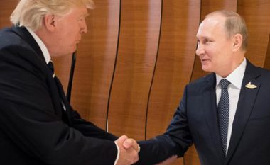 Trump dhe Putin shtrëngojnë duart për herë të parë (Foto/Video)