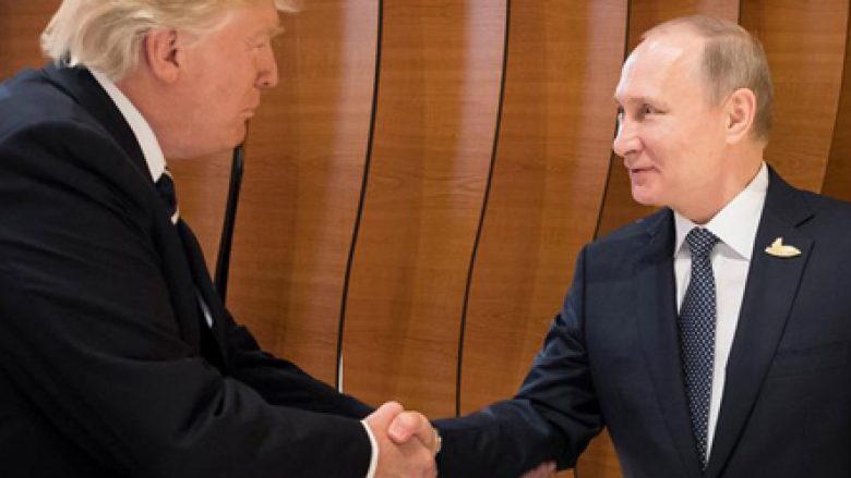 Trump dhe Putin shtrëngojnë duart për herë të parë (Foto/Video)