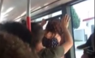 Pasagjerët e një autobusi në Tiranë mbyllen brenda nga shoferi pas vjedhjes së një portofoli, ata dalin nga dritaret (Video)