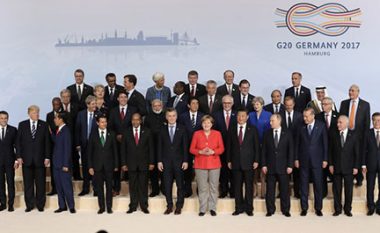 Shikoni ku e ka pozicionuar protokolli i G-20-ës, presidentin Trump derisa pozonte me liderët tjerë botërorë (Foto)
