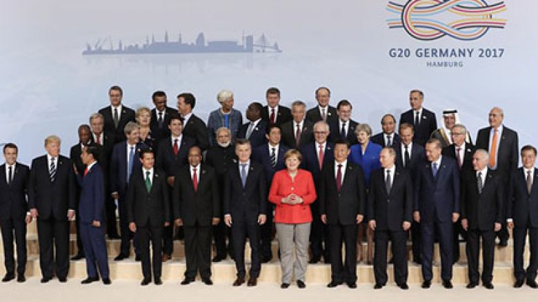Shikoni ku e ka pozicionuar protokolli i G-20-ës, presidentin Trump derisa pozonte me liderët tjerë botërorë (Foto)