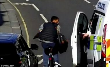 Filmojnë hajnin duke vjedhur gjësende brenda një veture, por kur tenton të ikë policia përdor një metodë interesante për ta kapur (Video)