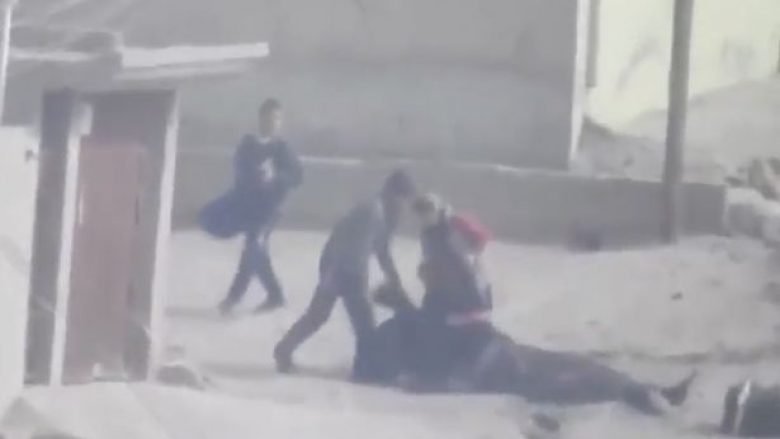 Snajperisti i ISIS-it qëllon për vdekje një grua të pafajshme, e cila po largohej me fëmijët e saj nga Mosuli (Video, +18)