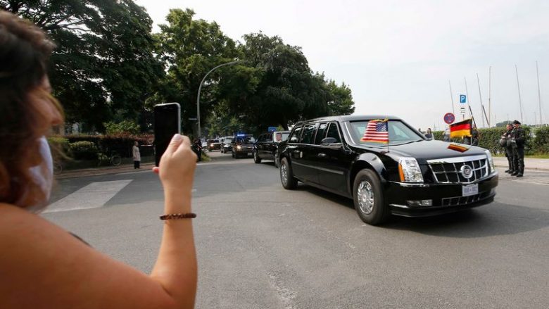 Presidentin e SHBA-ve e eskortuan në samitin e G-20-ës, 26 vetura të policisë, 14 motoçikleta, 27 të Shërbimit Sekret, një veturë e SWAT-it si dhe një autoambulancë (Video)