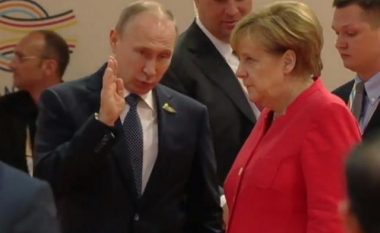 Kamerat filmojnë një reagim interesant të Merkelit derisa bisedonte me Putinin (Video)