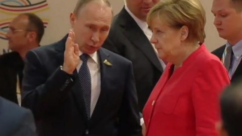 Kamerat filmojnë një reagim interesant të Merkelit derisa bisedonte me Putinin (Video)