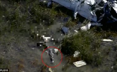 Helikopteri i një televizioni filmon aligatorin duke e copëtuar trupin e një burri që ishte rrëzuar me aeroplan (Video, +18)