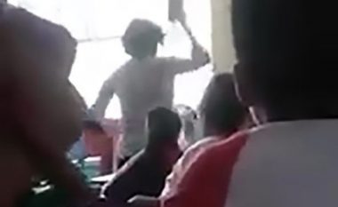 Mësuesja heq këpucën nga këmba dhe godet nxënësin në kokë, fëmijët e tjerë të shokuar me veprimin filmojnë momentin (Video, +18)