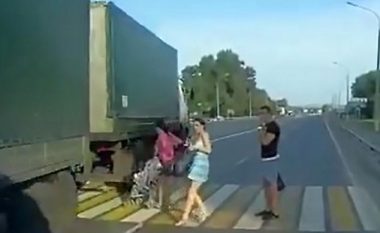 Pamjet që ua ngrijnë gjakun në vena: Shoferi i kamionit për një fije floku nuk godet nënën me foshnjën në karrocë (Video)