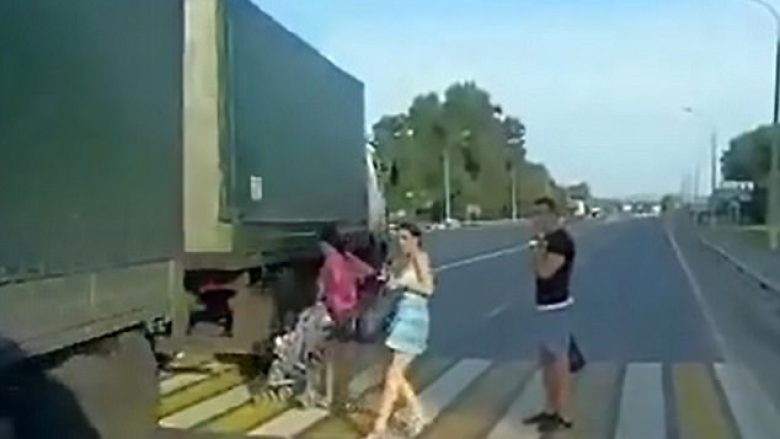 Pamjet që ua ngrijnë gjakun në vena: Shoferi i kamionit për një fije floku nuk godet nënën me foshnjën në karrocë (Video)