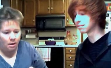 Adoleshenti i tregon nënës që është homoseksual, reagimi i saj ka përlotur shumë njerëz (Video)