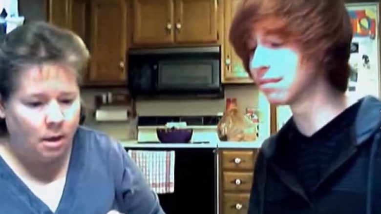 Adoleshenti i tregon nënës që është homoseksual, reagimi i saj ka përlotur shumë njerëz (Video)