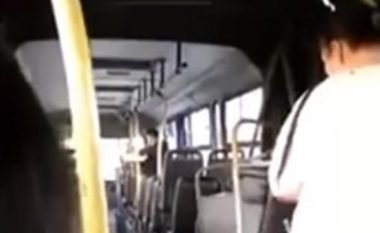 Pasagjerët po udhëtonin me autobusin “harmonikë”, por u ndodh diçka që i tmerroi nga frika (Video)