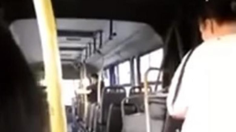 Pasagjerët po udhëtonin me autobusin “harmonikë”, por u ndodh diçka që i tmerroi nga frika (Video)
