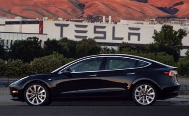 Tesla prezanton Model 3, gati për prodhim masiv (Foto)