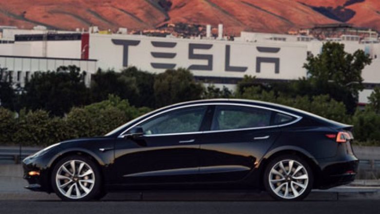 Tesla prezanton Model 3, gati për prodhim masiv (Foto)
