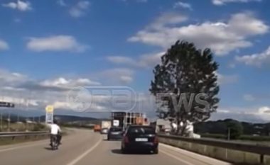 Shikoni si motori hyn në parakalim në një rrugë në Peqin, shoferi humb jetën (Video, +18)