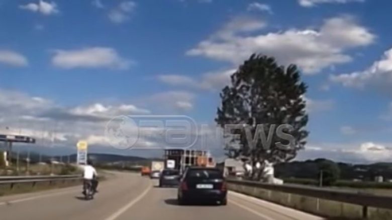 Shikoni si motori hyn në parakalim në një rrugë në Peqin, shoferi humb jetën (Video, +18)