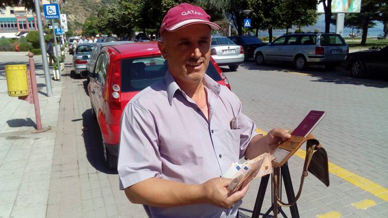 E rrallë, kuksiani gjen në Pogradec portofolin e mbushur me euro dhe e dorëzon (Foto)