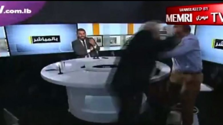 Momenti kur panelistët e ftuar në debatin politik, rrahen brutalisht gjatë transmetimit live (Video, +18)