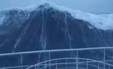 Dallgët 30 metra të larta godasin pandërprerë anijen, duke e shtyrë anash sikur të ishte lodër për fëmijë (Video)