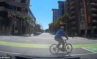 Çiklisti kalon rrugën në kuqen, vetura e godet duke e hedhur disa metra larg (Video, +18)
