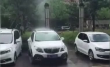 Kalimtarët filmojnë momentin kur binte shi dhe vetëm një veturë lagej (Video)