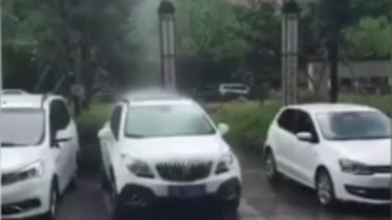 Kalimtarët filmojnë momentin kur binte shi dhe vetëm një veturë lagej (Video)