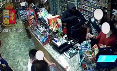 Me maska dhe revole, shqiptarët terrorizojnë shitësen e dyqanit në Itali (Foto/Video)
