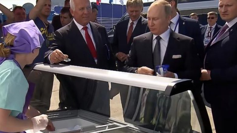 Putin qeras ministrat e kabinetit të tij me nga një akullore (Video)