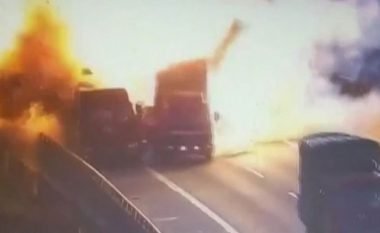 Kamionët përplasen në autostradë dhe eksplodojnë, publikohen pamjet e filmuara nga kamerat e sigurisë (Video)