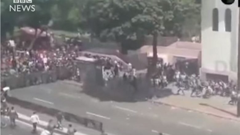 Doli për të protestuar, vritet gruaja (Video, +18)