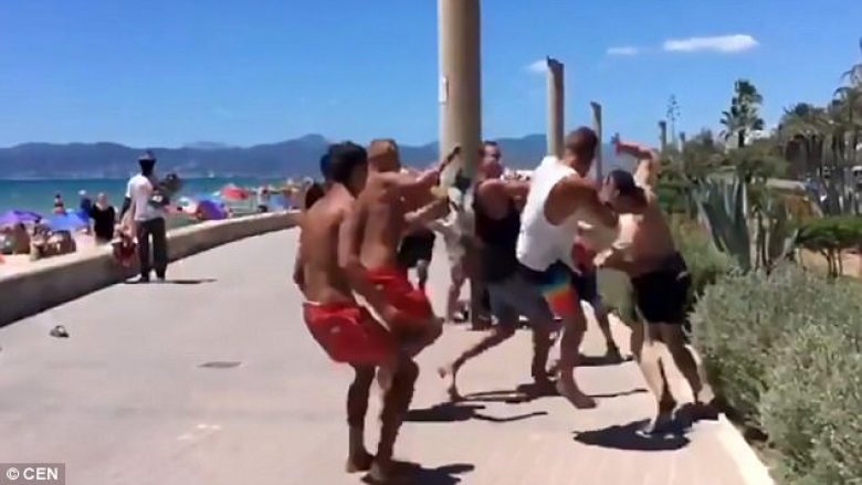 Rrahje masive e turistëve gjermanë në bregdetin spanjoll para mijëra pushuesve (Foto/Video, +18)