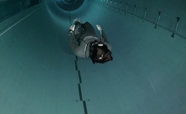 Zhytet në pishinën më të thellë në botë prej 40 metra, duke qëndruar pa frymë për më shumë se dy minuta (Foto/Video)