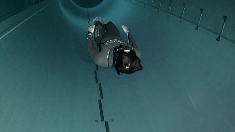 Zhytet në pishinën më të thellë në botë prej 40 metra, duke qëndruar pa frymë për më shumë se dy minuta (Foto/Video)