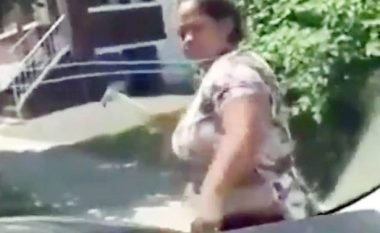 Momenti kur gruaja thyen me çekan veturën e ish-bashkëshortit, derisa fëmijët e dyshes ishin brenda dhe nuk mund të ndalnin lotët (Video)