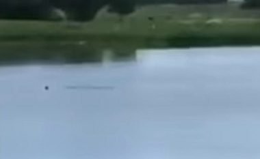 Burri mbytet në liqen, adoleshentët e filmojnë dhe qeshin – nuk ndërmarrin asgjë për ta shpëtuar (Video, +18)