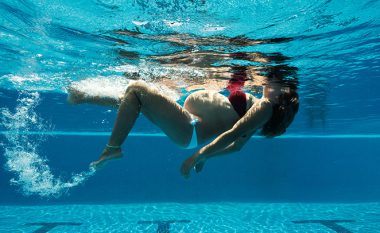 Gratë shtatzëna duhet të notojnë: Këto janë disa nga përfitimet që i sjellë noti