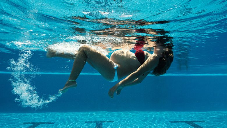 Gratë shtatzëna duhet të notojnë: Këto janë disa nga përfitimet që i sjellë noti