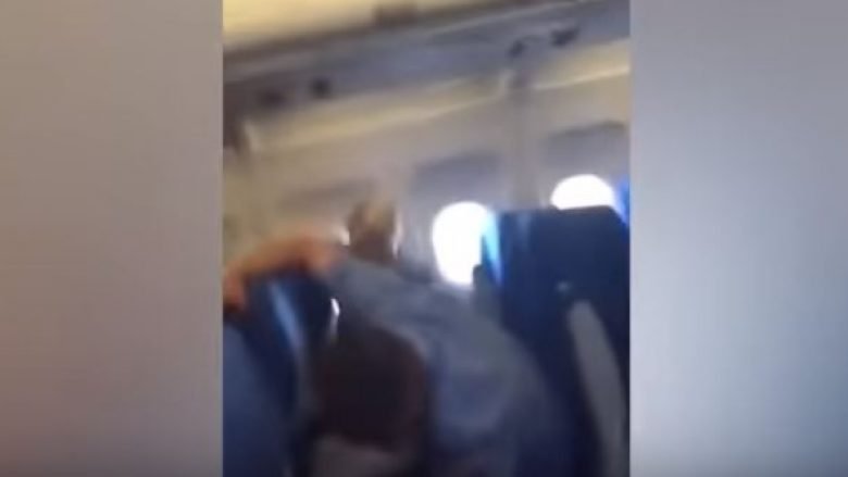 Burri i mbuluar në gjak terrorizon pasagjerët në aeroplan (Video, +16)