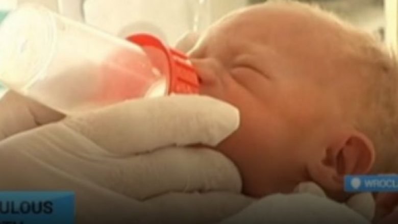 E rrallë: Foshnja lind 55 ditë pas vdekjes të së ëmës