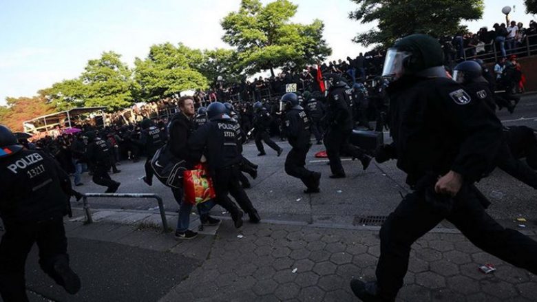 “Mirë se vini në Ferr”: Përleshje mes protestuesve dhe policisë në Samitin G20