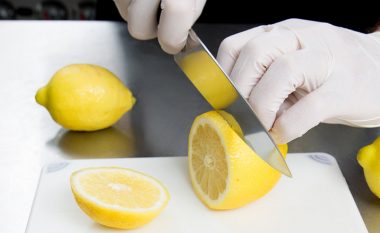 Truqet e amvisave moderne: ja se çfarë mund të bëni në shtëpi me vetëm një limon (Video)