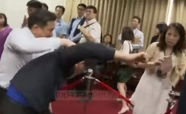 Rrahje brutale e deputetëve tajvanez në Parlament (Video, +18)